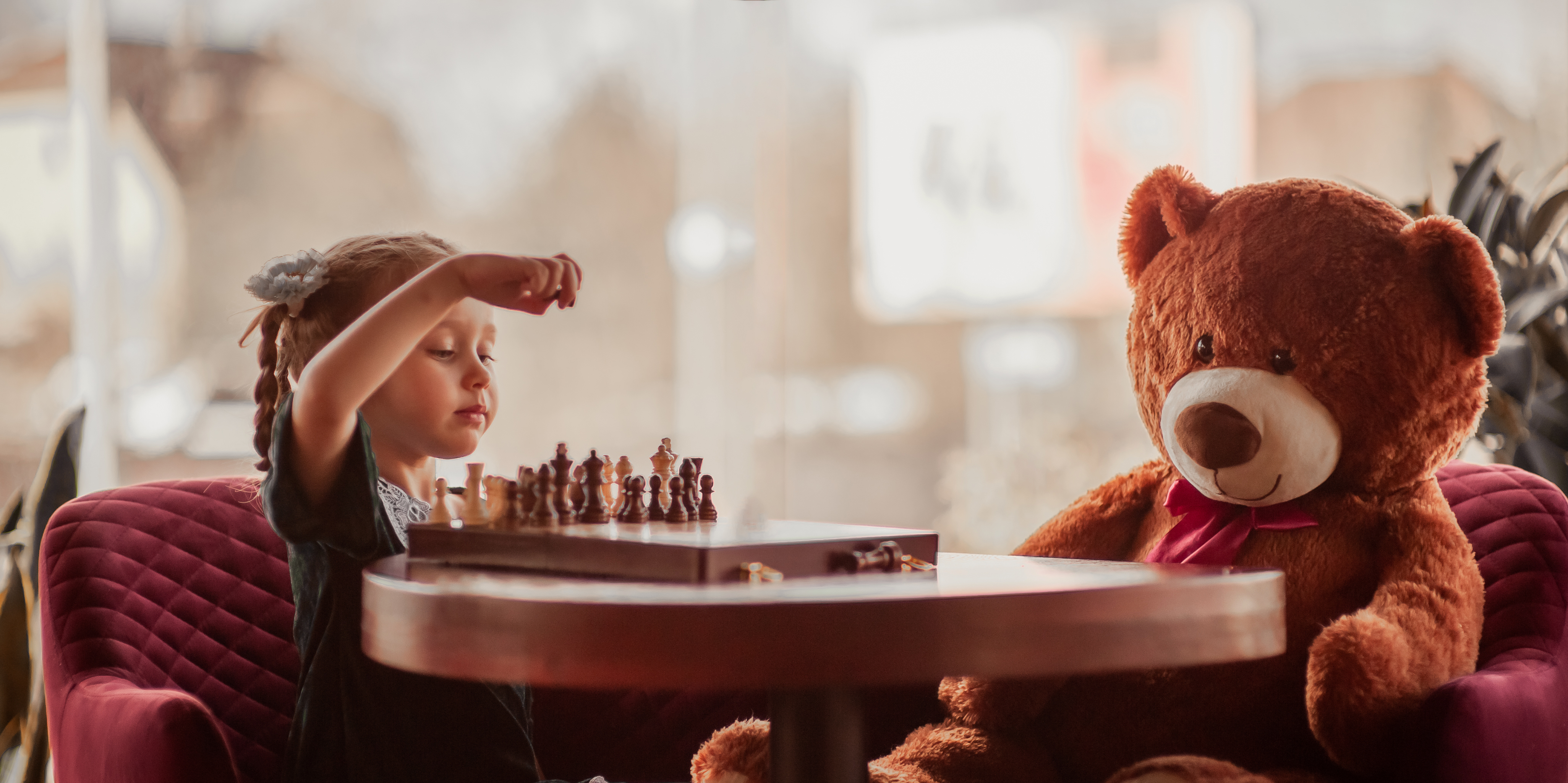 punčka in medo shutterstock_1349782943